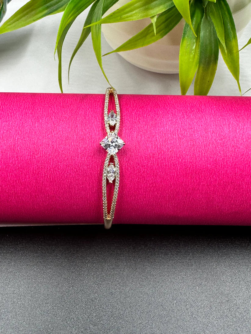 ELEGANT SOLITARE ANTI TARNISH STAINLESS STEEL BRACELET