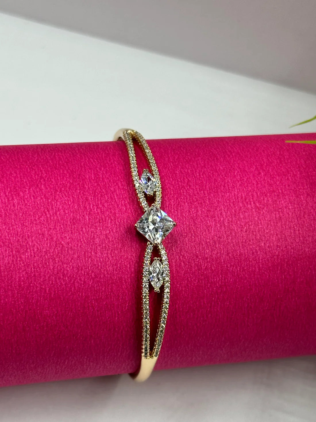 ELEGANT SOLITARE ANTI TARNISH STAINLESS STEEL BRACELET