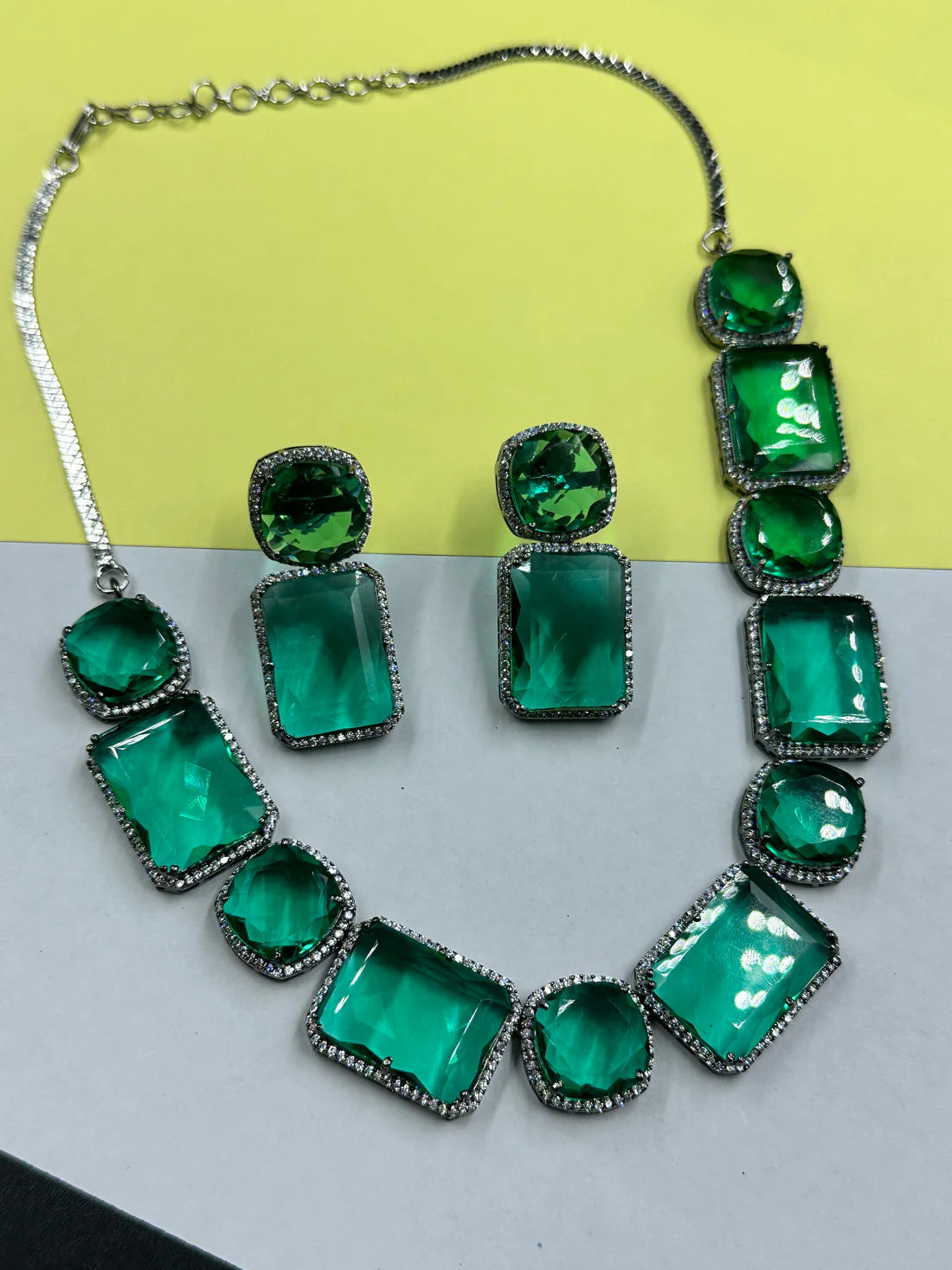 ELEGANT EMERALD GLASS STONE AD STUDDED JEWELERY SET