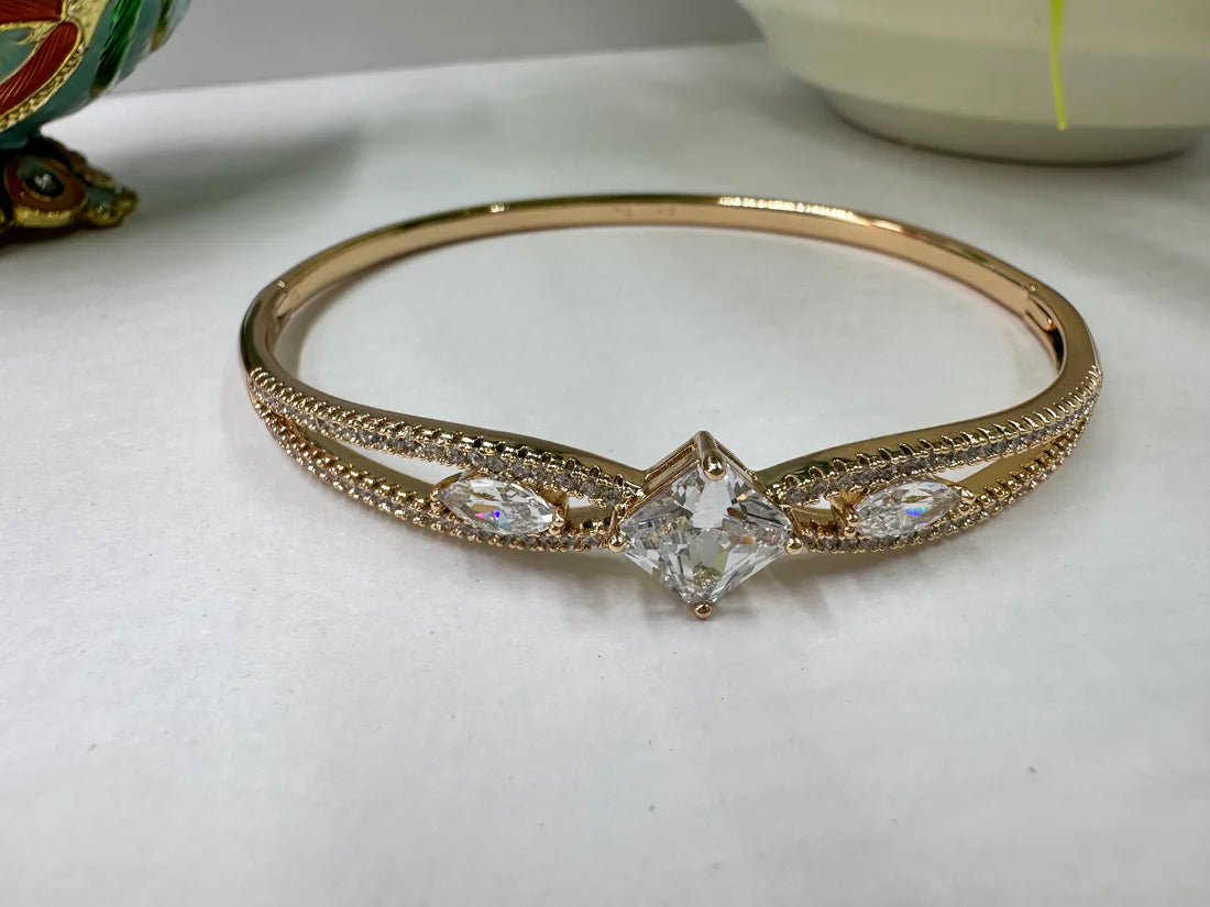 ELEGANT SOLITARE ANTI TARNISH STAINLESS STEEL BRACELET