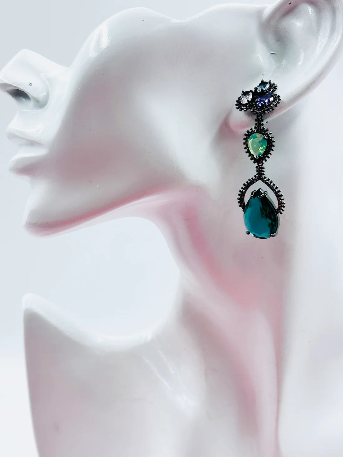 VINTAGE LOOK EMERALD AND PURPLE STONE STUDDED EARRING