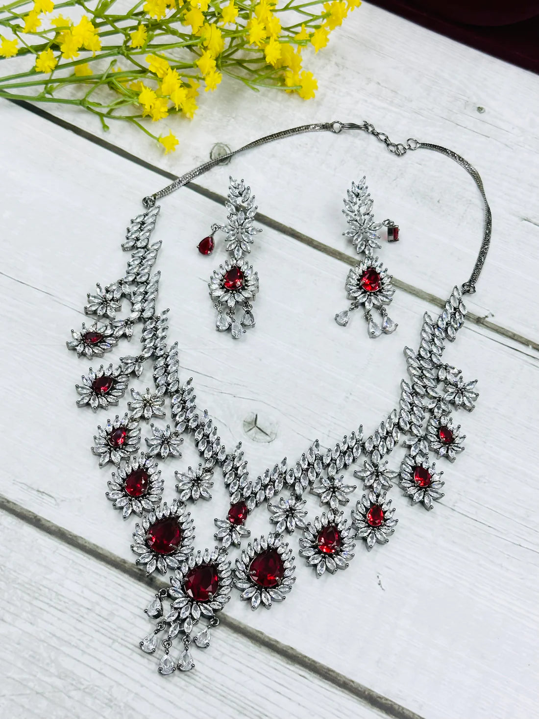 ELEGANT VINTAGE LOOK GLASS STONE AND ZIRCONIA STUDDED JEWELLERY SET