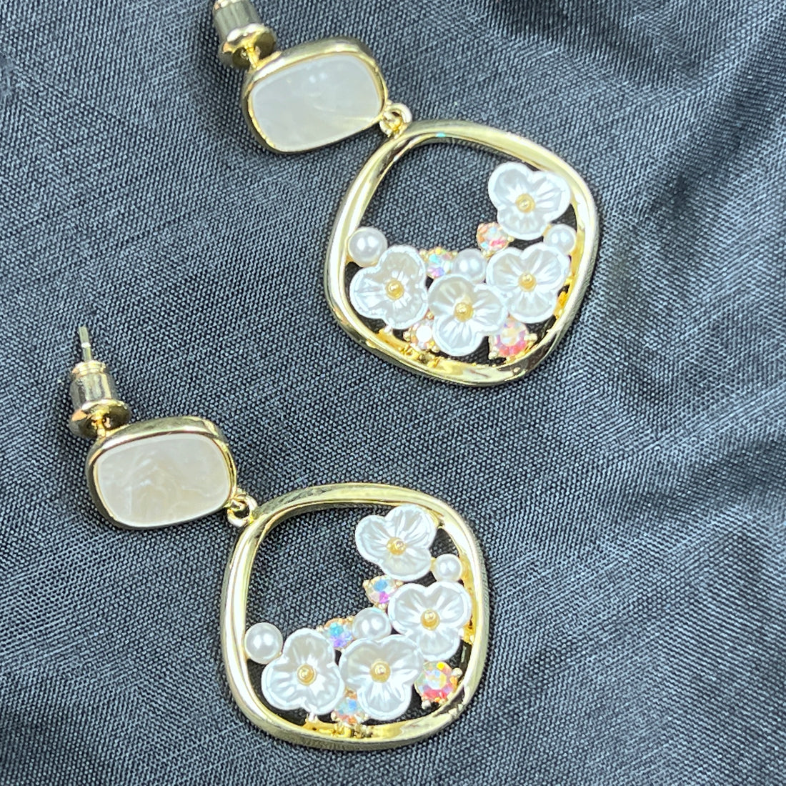 ELEGANT ANTI TARNISH WHILE FLOWER DESIGNED EARRINGS