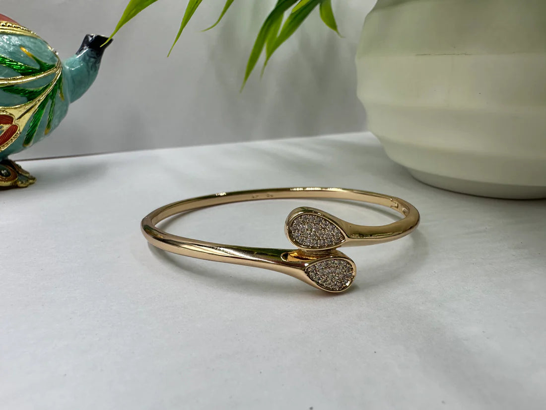 BEAUTIFUL ANTI TARNISH AD STUDDED BRACELET