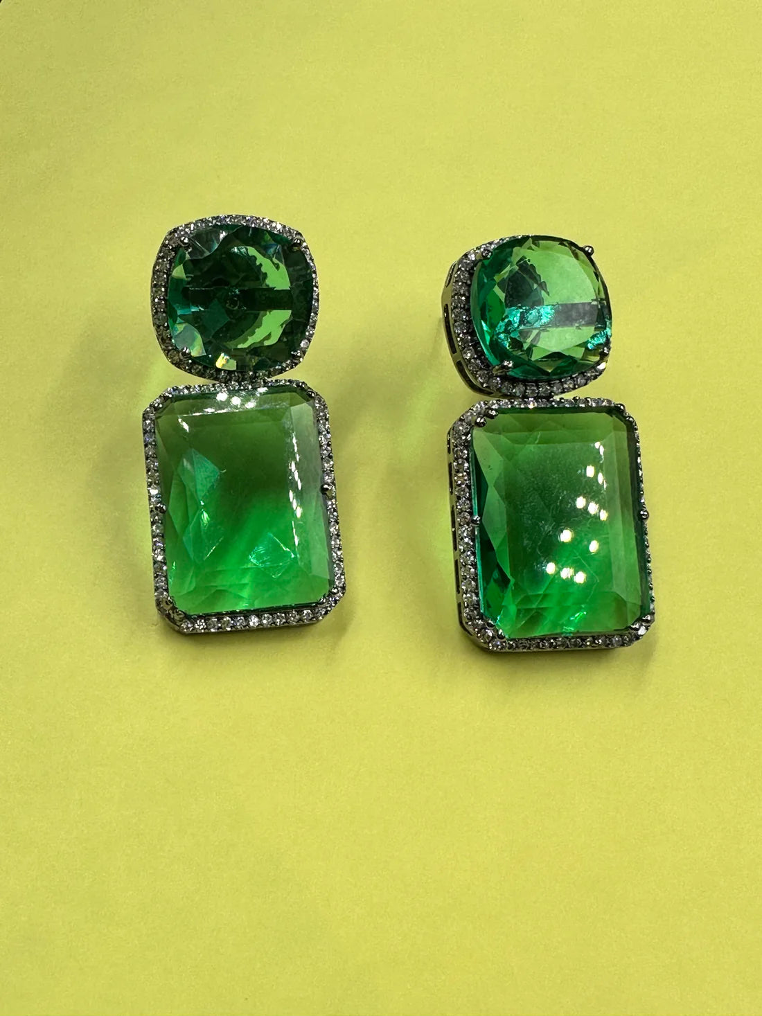 ELEGANT EMERALD GLASS STONE AD STUDDED JEWELERY SET