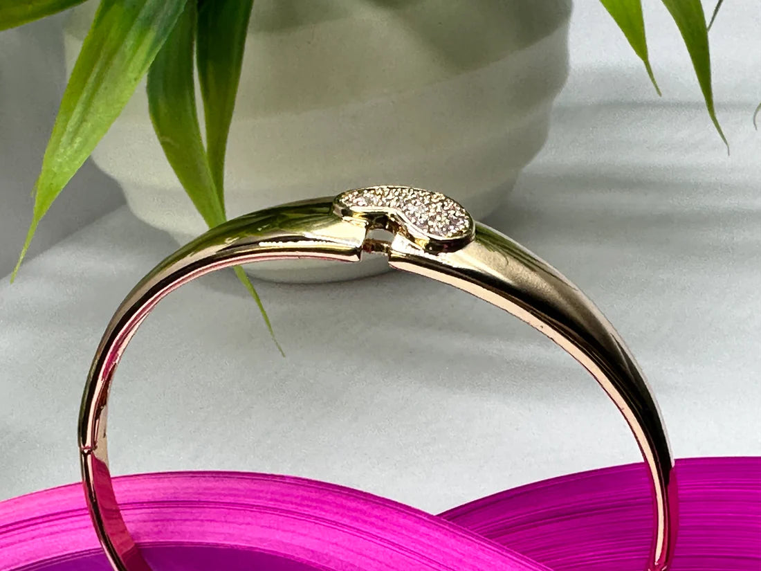 ELEGANT ANTI TARNISH STAINLESS STEEL BRACELET WITH AD STUDED HEART DESIGN