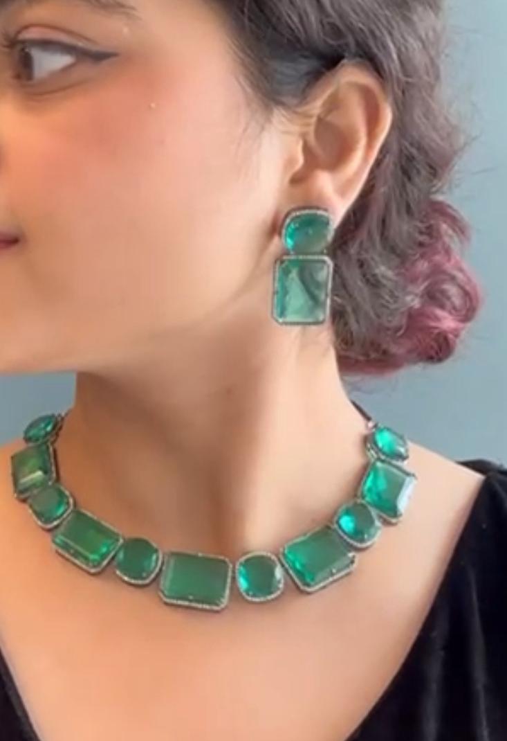 ELEGANT EMERALD GLASS STONE AD STUDDED JEWELERY SET