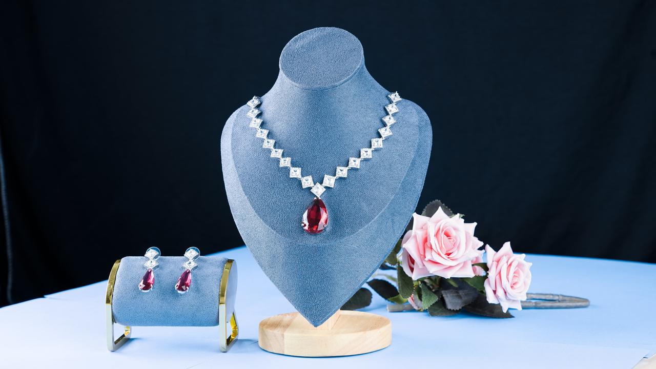NESACCESSORIES AD ZIRCONIA AND RED GLASS STONE STUDDED NECKLACE SET