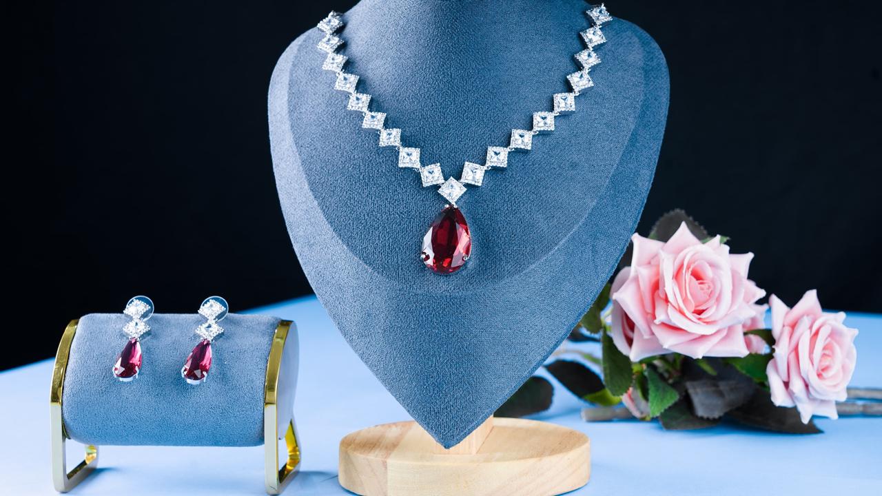 NESACCESSORIES AD ZIRCONIA AND RED GLASS STONE STUDDED NECKLACE SET
