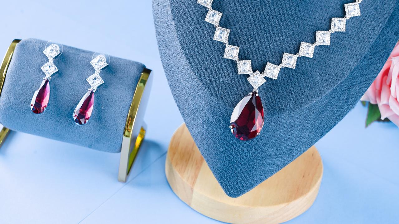 NESACCESSORIES AD ZIRCONIA AND RED GLASS STONE STUDDED NECKLACE SET