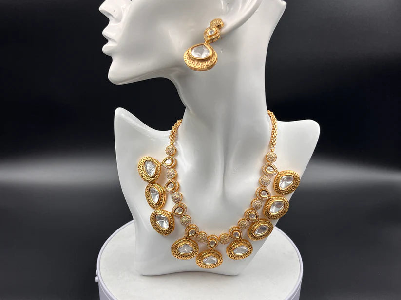 ELEGANT KUNDAN STUDDED NECKLACE SET