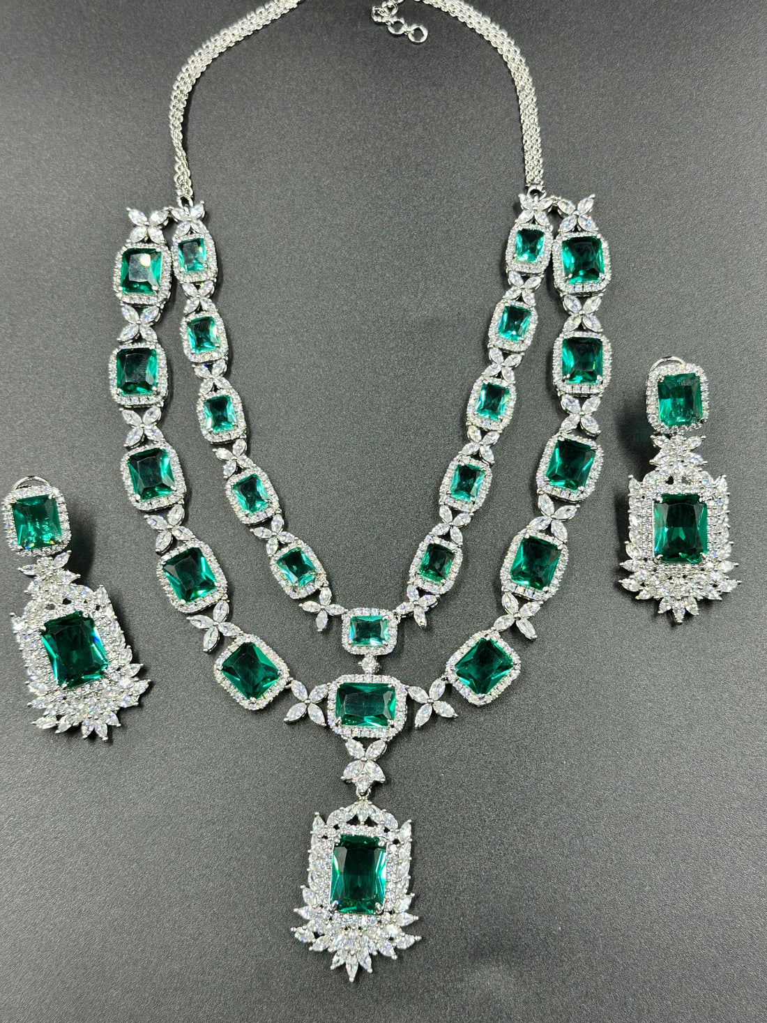 STUNNING DOUBLE LAYER NECKLACE SET WITH GREEN GLASS STONE