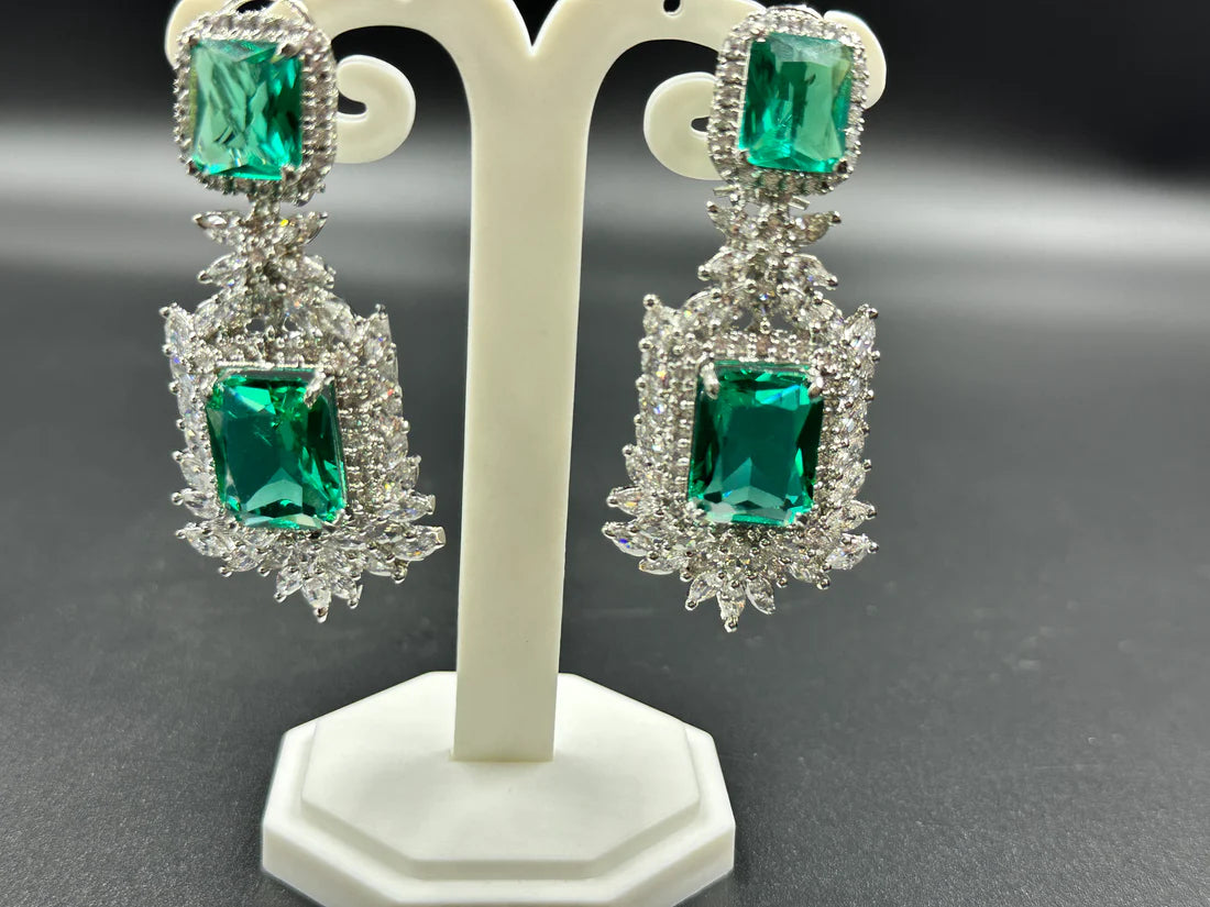 STUNNING DOUBLE LAYER NECKLACE SET WITH GREEN GLASS STONE
