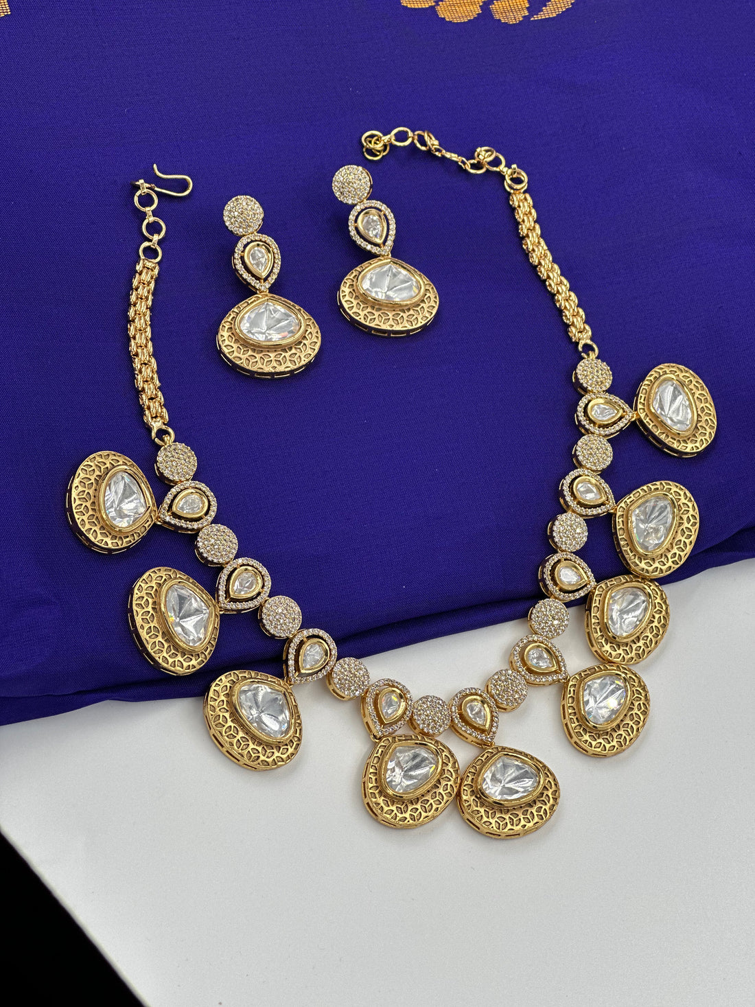ELEGANT KUNDAN STUDDED NECKLACE SET