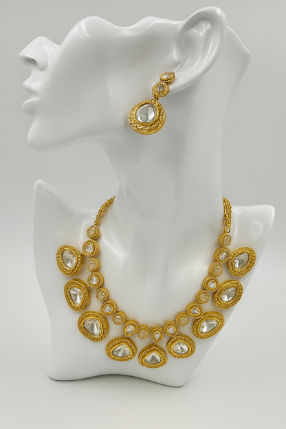 ELEGANT KUNDAN STUDDED NECKLACE SET